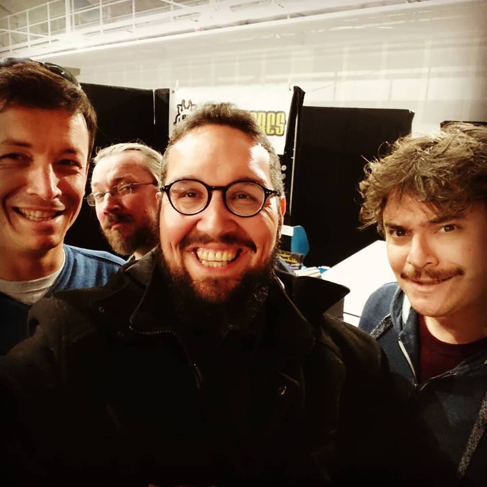 Photo souvenir de Jérémy Semet du crew de Seichamps : Laurent Lafitte (à gauche), Qui-Gon Jinn (à l'arrière), René Angelil (au centre) et Jack Black (à droite).